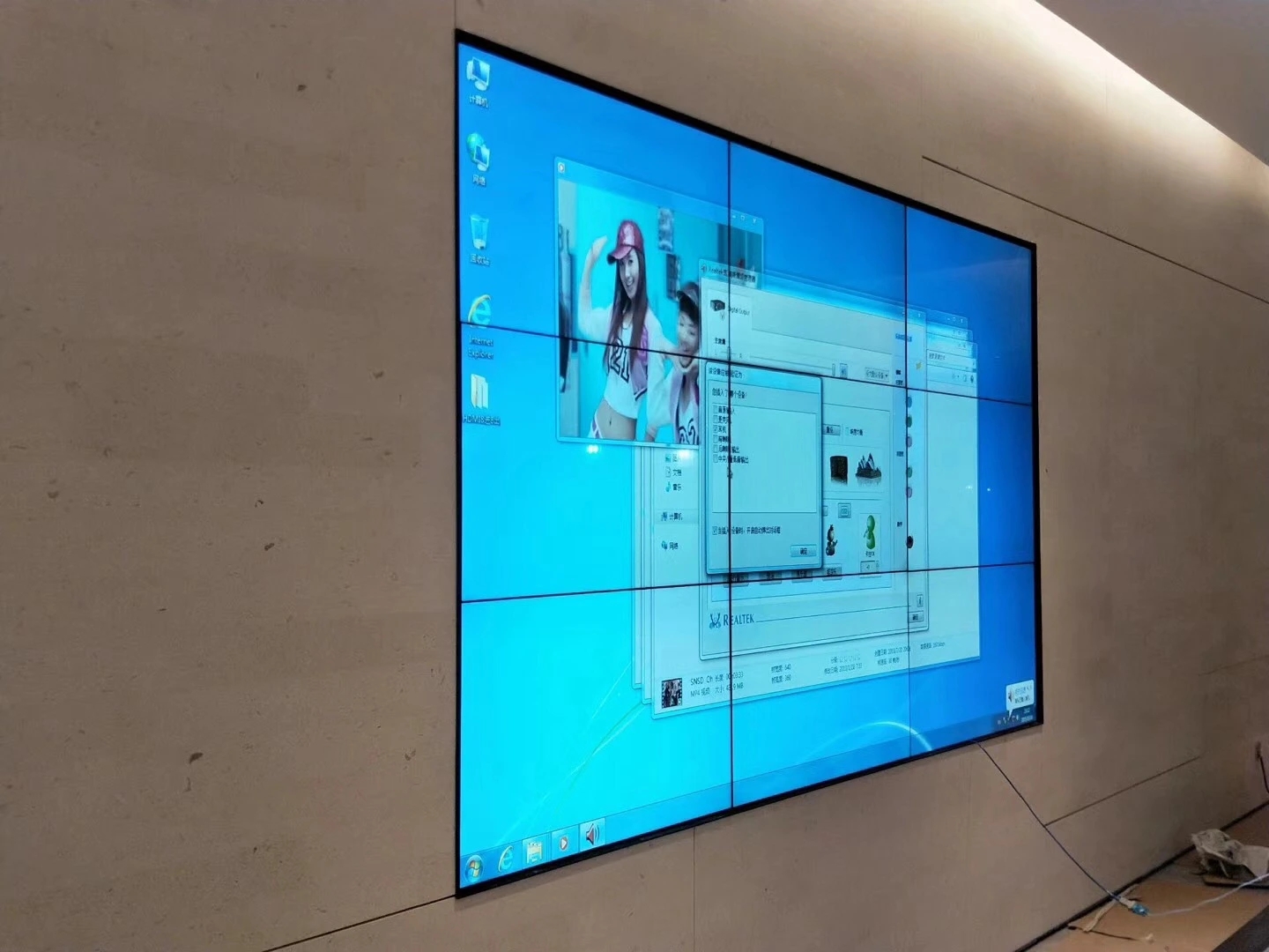 3X3 embedded video wall