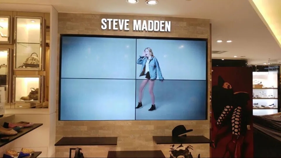 2X2 video wall for shop advertising