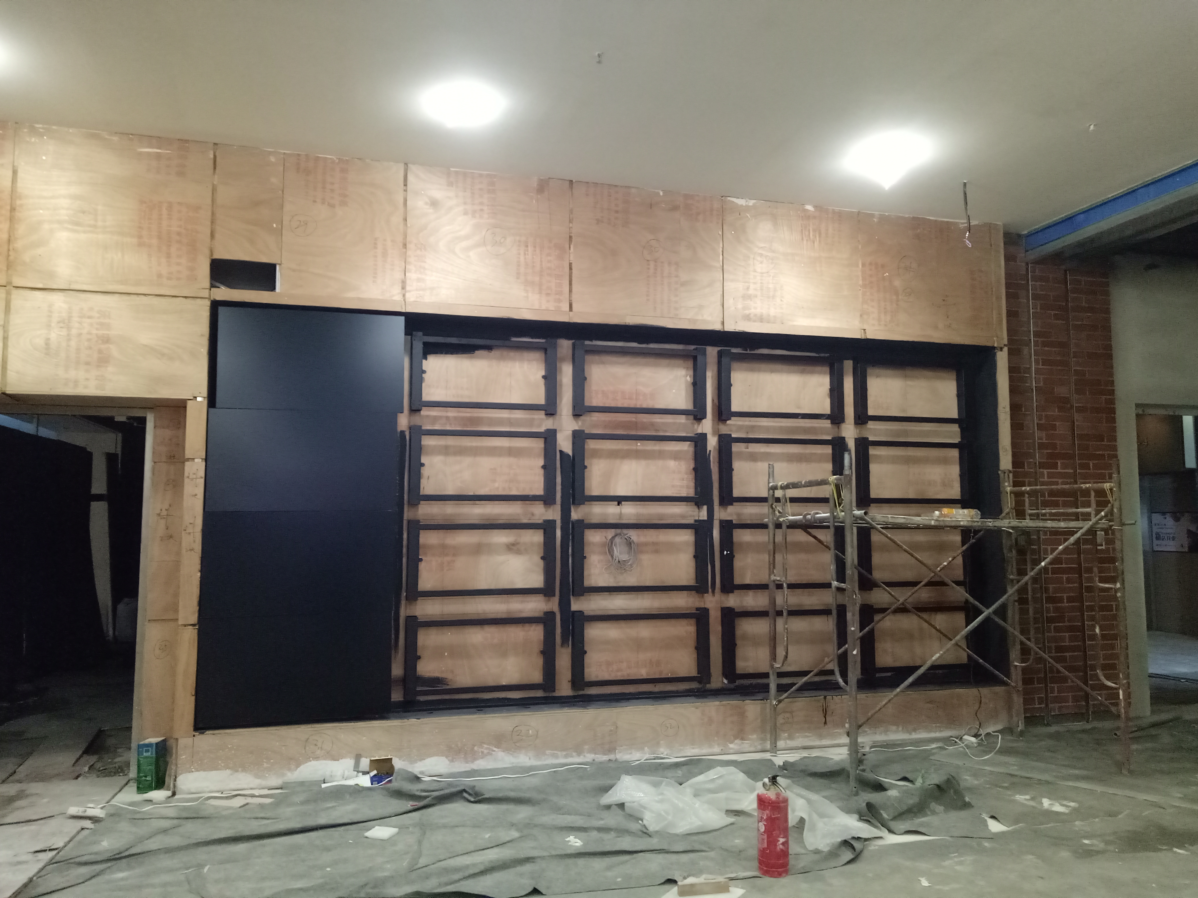 wall mounted 4x5 LCD video wall structure